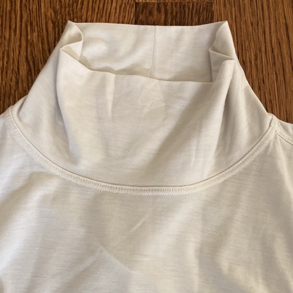 Lululemon Athletica Women's Mock  Turtleneck Sleeveless top.beige color. - Picture 2 of 6